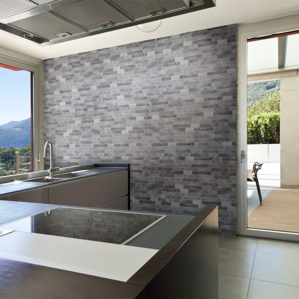 Panou decorativ Nora Cerro Grey aplicat pe un perete de bucătărie modernă, cu lumină naturală și vedere spre terasă.